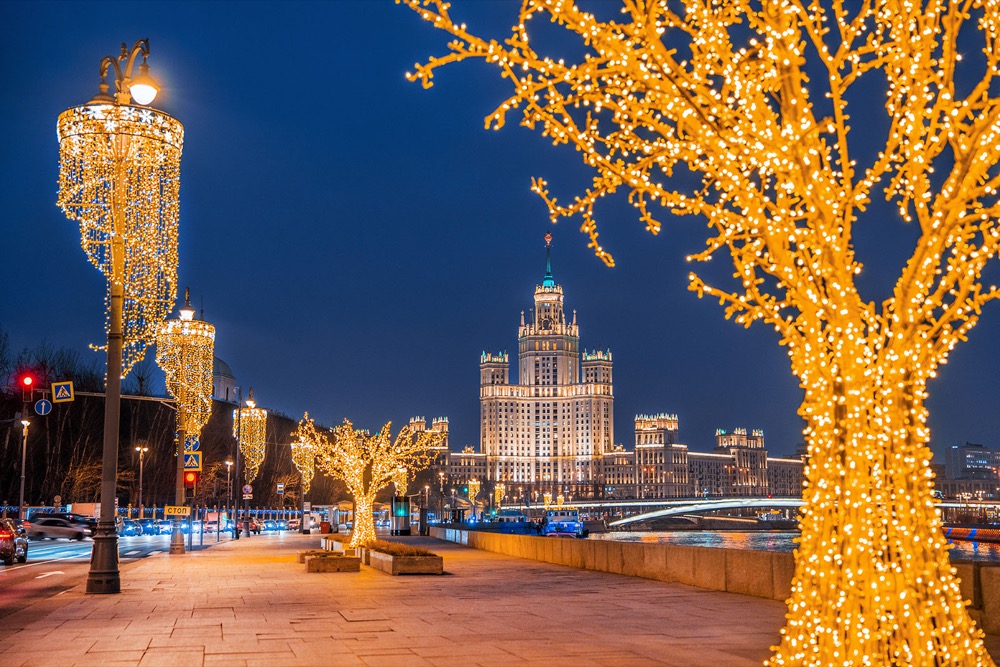 Новогоднее оформление мостов и набережных («Зарядье»)