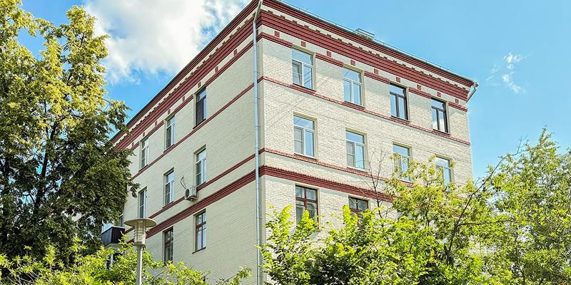 В столице отремонтировали 34 дома с красными кирпичными карнизами