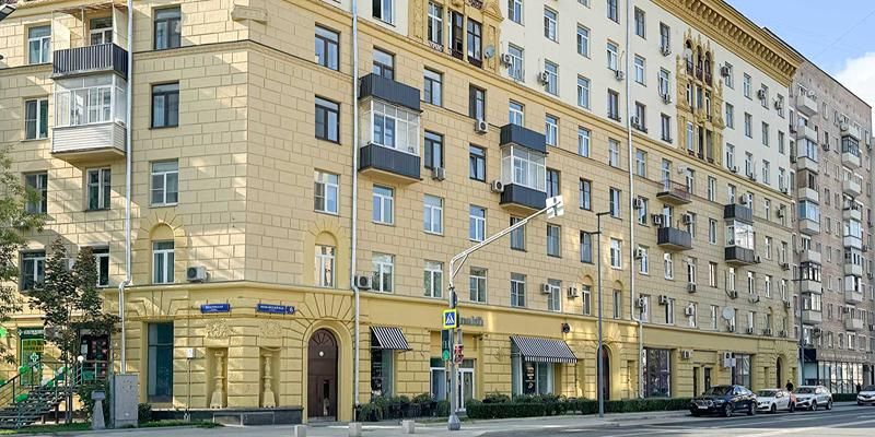 Свыше 400 домов с декорированными порталами входов обновили в Москве за 10 лет