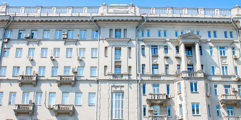 В столице капитально отремонтируют более 70 домов с венчающими карнизами