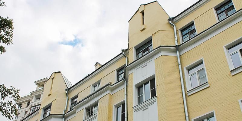 Советский неоклассицизм и эклектика: в Москве обновили семь домов с аттиками