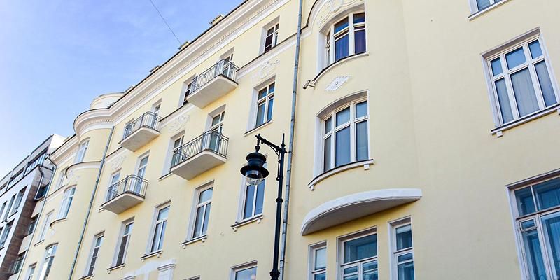 В Москве отремонтировали более 25 домов с фасадами, украшенными лепными венками