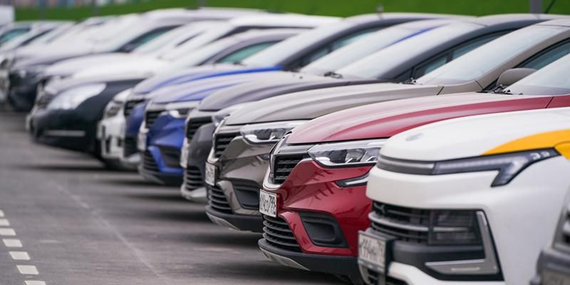 Закрытая автостоянка в Отрадном стала бесплатной парковкой с газоном