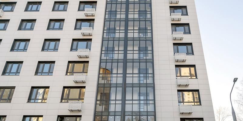 Более 180 москвичей получили квартиры по программе реновации в новостройке на Изумрудной улице
