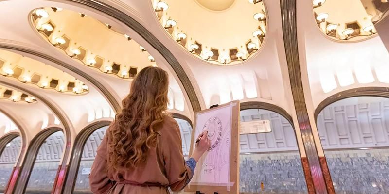 «Искусство в метро»: уже год проект знакомит горожан с творчеством художников на необычных площадках