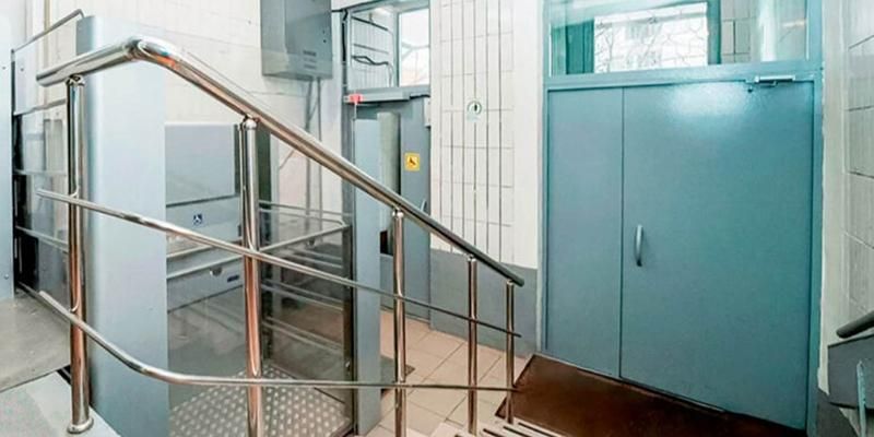 Еще 32 подъемные платформы для маломобильных горожан установят в девяти районах СВАО