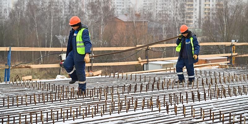 На трассе Солнцево — Бутово — Варшавское шоссе на 70 процентов завершили строительство 150-метрового путепровода над путями МЦД-2