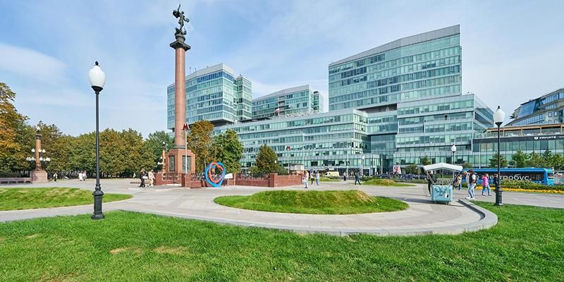 Обновили памятник и разбили цветники: завершилось благоустройство Трубной площади