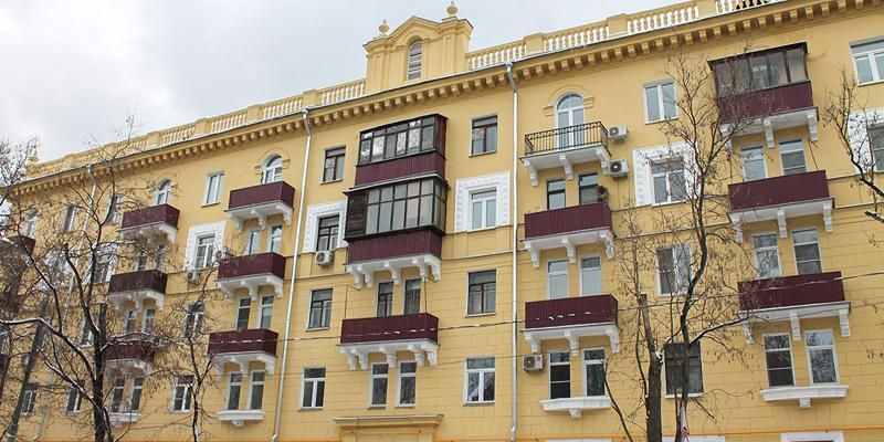 Балюстрады, руст и советские звезды: на востоке столицы отреставрировали фасады 25 домов в стиле неоклассики