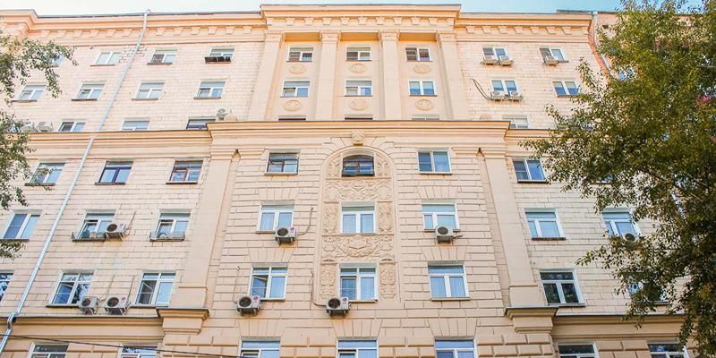 В столице до конца года отремонтируют 15 домов с советской символикой на фасадах