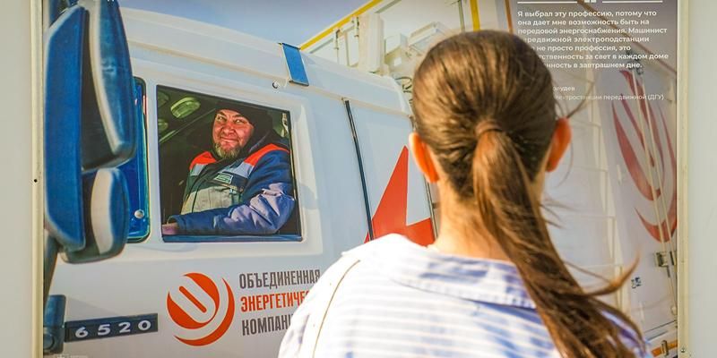 Городское хозяйство в лицах: фотовыставка о профессионалах городских служб открылась в столичных парках