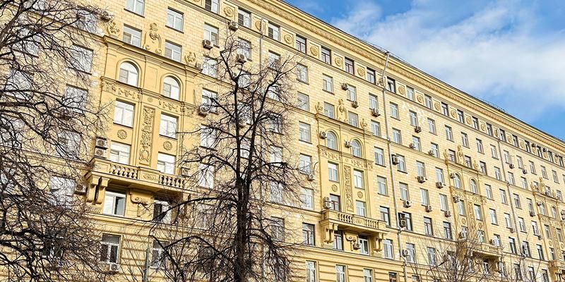 В столице отремонтировали более 30 жилых домов с медальонами на фасадах
