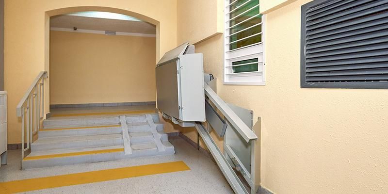 В жилых домах на юге столицы установят еще 35 подъемных платформ для маломобильных горожан