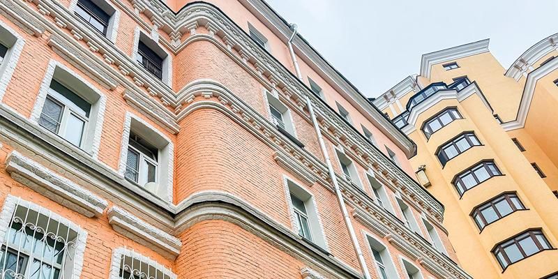 В столице отремонтировали более 20 жилых домов с замковыми камнями на фасадах