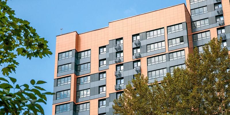 Почти 400 москвичей оформили документы на квартиры в новостройке по программе реновации на улице Гарибальди
