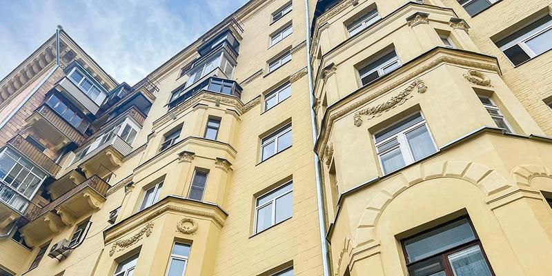За 11 лет в Москве обновили более 30 жилых домов с гирляндами на фасадах