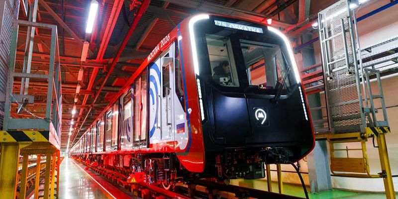 Собянин: Обновление метро Москвы развивает транспортное машиностроение России
